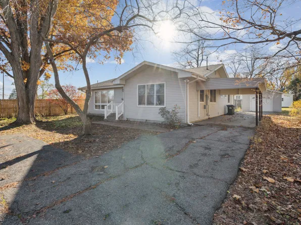 6 Oak Park Ct, Iowa City, IA 52246