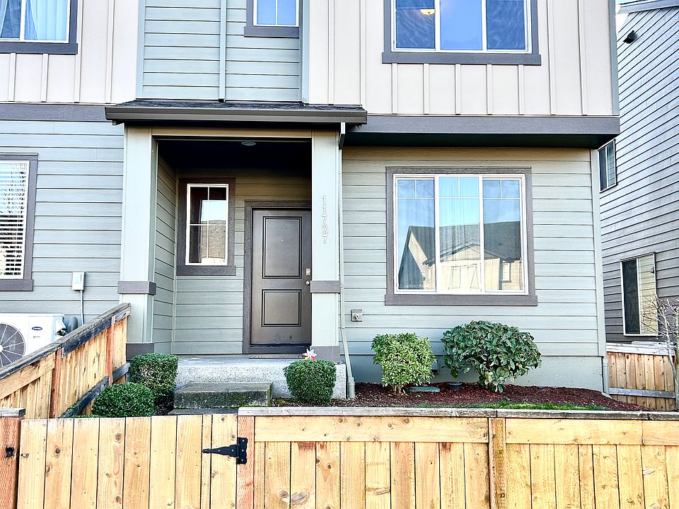 End unit with front yard maintained by HOA