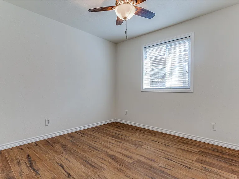 2401 Manor Rd #113 — Photo 11