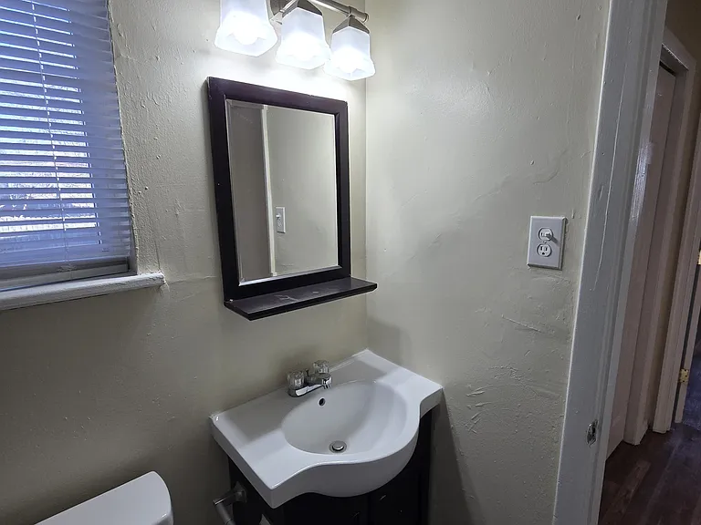 3210 Ellwood Ave — Photo 9