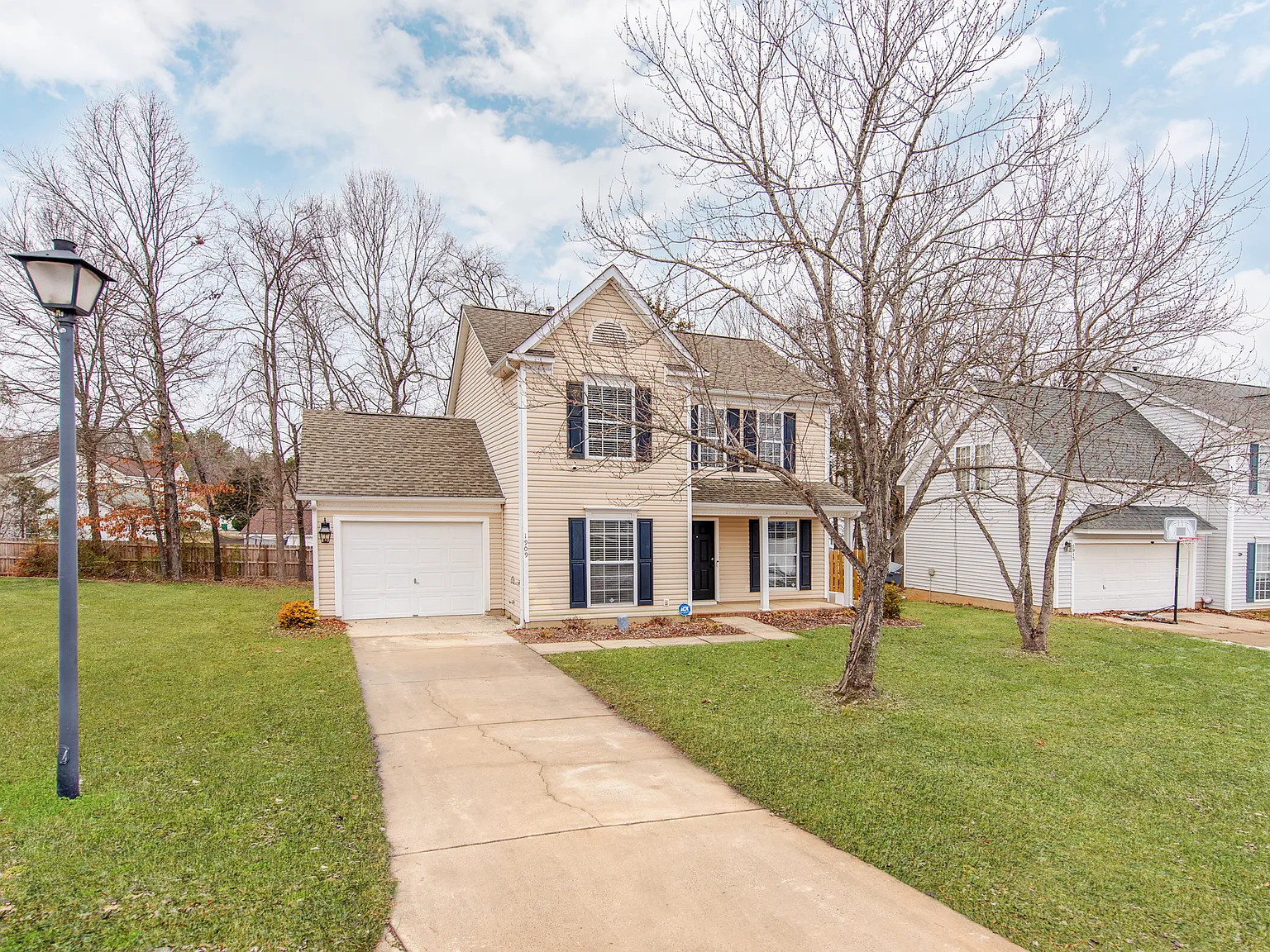 3 bed, 2.5 bath, 1629 sqft, $1,900 — Photo 2