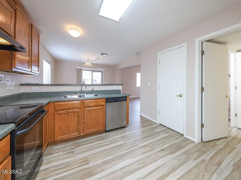 2416 W Chris Oliver Way — Photo 6