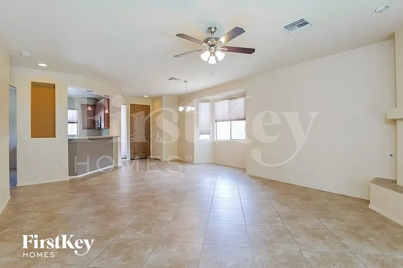 3 bed, 2.0 bath, 1610 sqft, $2,105 — Photo 3