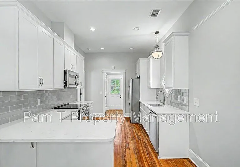 512 E 34th St — Photo 12