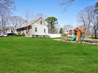 115 E Tiana Rd, Hampton Bays, NY 11946