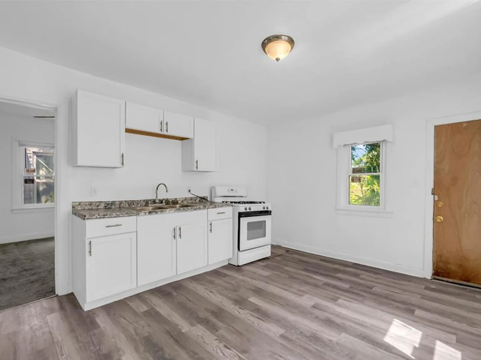 2 bed, 900 sqft, $1,100 — Photo 3
