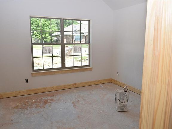 5th image of 529 Mulberry Ln
