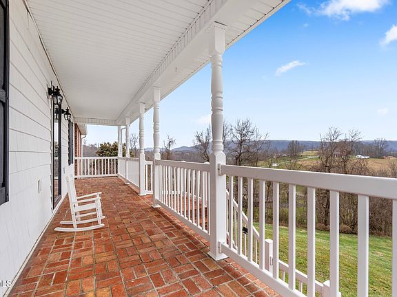 5th image of 915 Twin Oak Cir