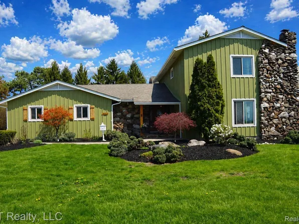 6210 Sterling Dr, Newport, MI 48166