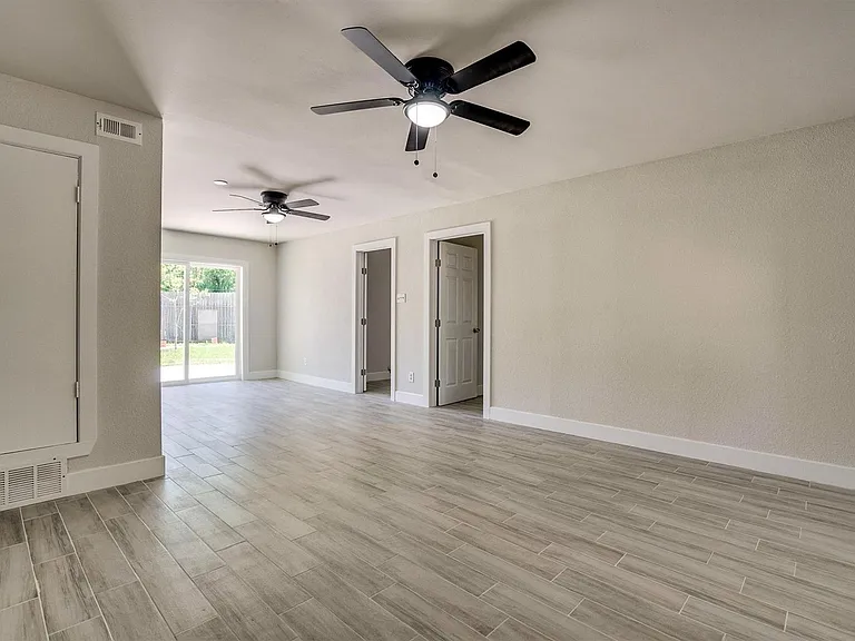 626 Arawe Cir W — Photo 11