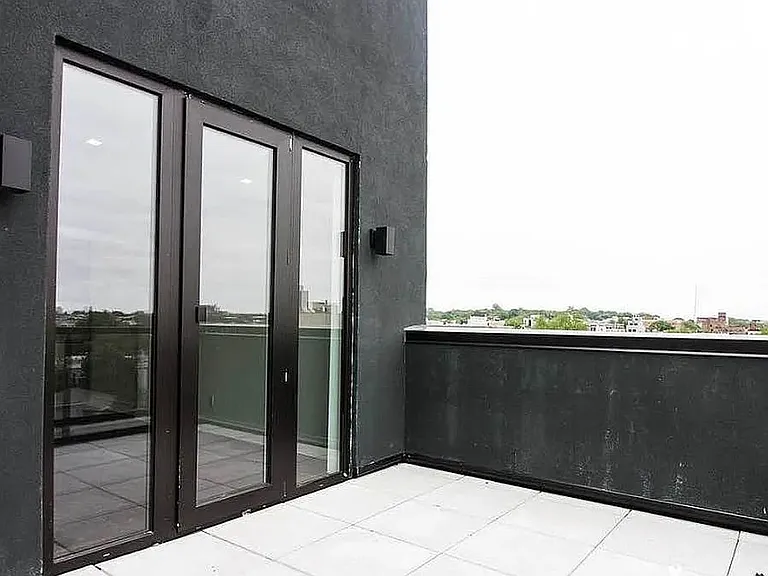 980 Halsey St #7C — Photo 2