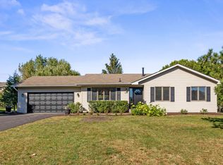 1270 Lake Susan Hills Dr, Chanhassen, MN 55317