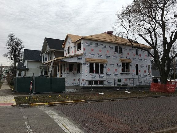 5th image of 135 Des Plaines Ave