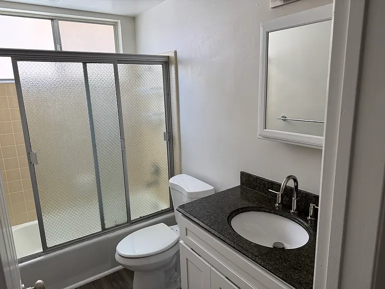 1272 W 22nd St #2 — Photo 5