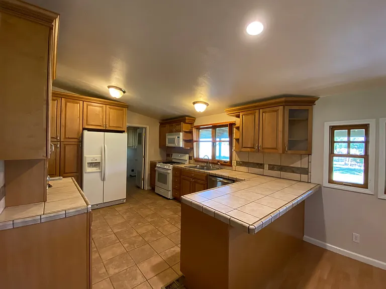 23443 Hamilton Ave — Photo 8