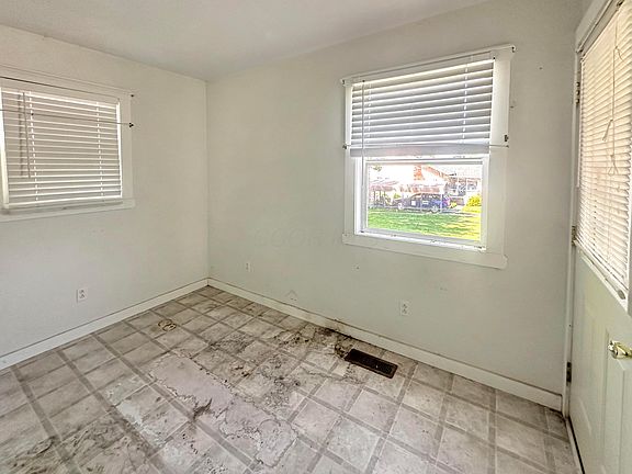 5th image of 200 S Maple Hts
