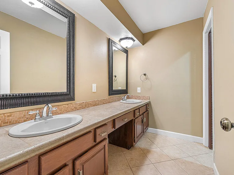 5664 Santiago Cir — Photo 40