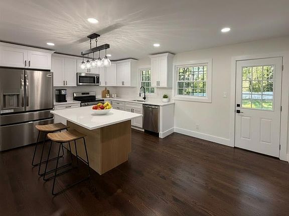 4th image of 2457 Parkland Dr
