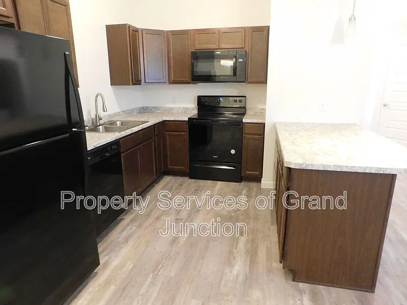 3 bed, 2.0 bath, 1207 sqft, $1,700 — Photo 4