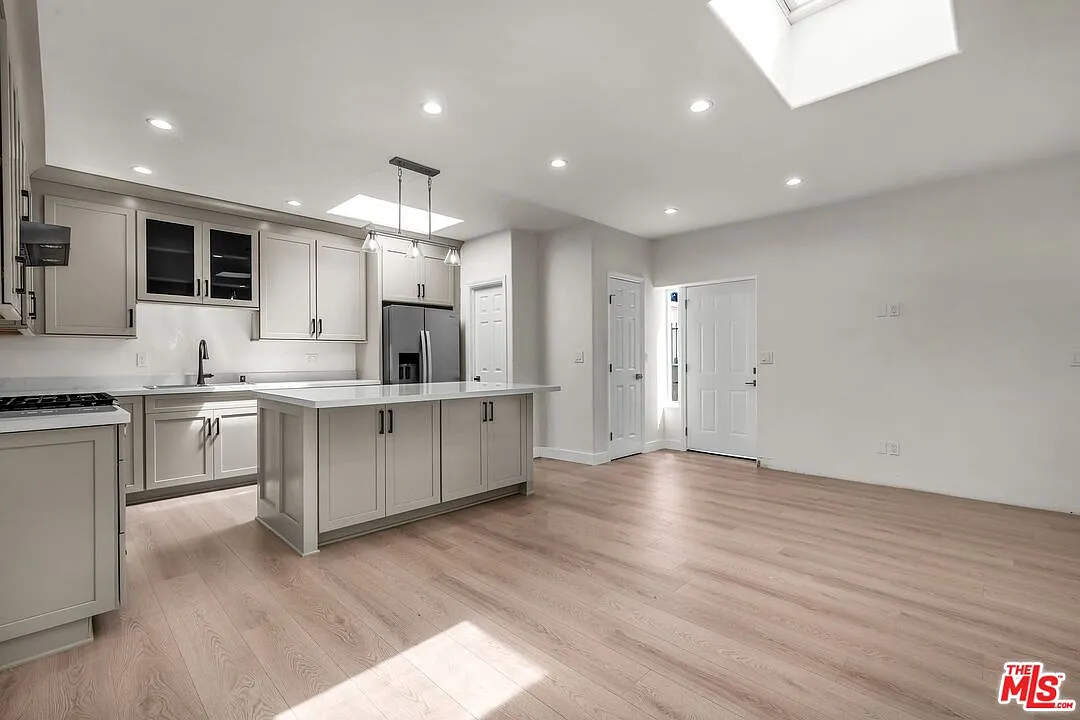 2 bed, 2.0 bath, 922 sqft, $4,800 — Photo 1
