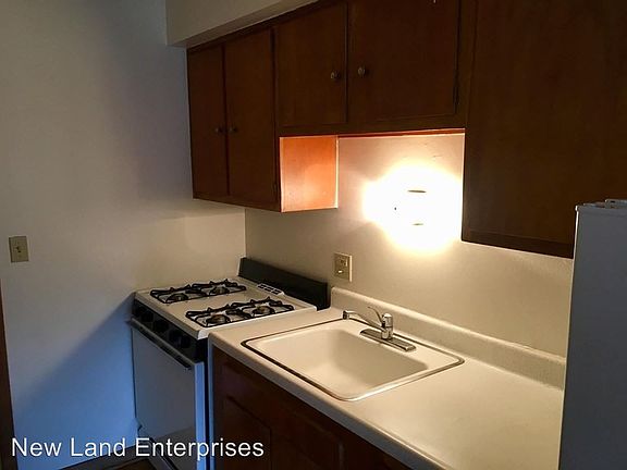 3rd image of 1935 N Oakland Ave APT 12