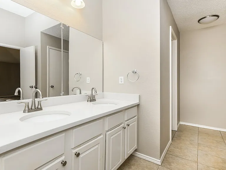 10813 Briaroaks Dr — Photo 11