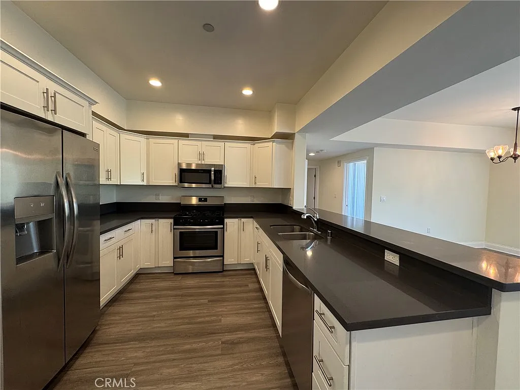 2 bed, 1200 sqft, $3,195 — Photo 2