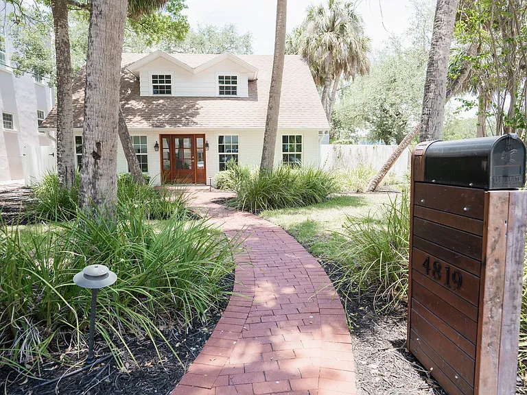 4819 W San Miguel St — Photo 2