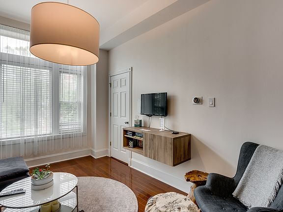 3rd image of 831 N Damen Ave APT 2W