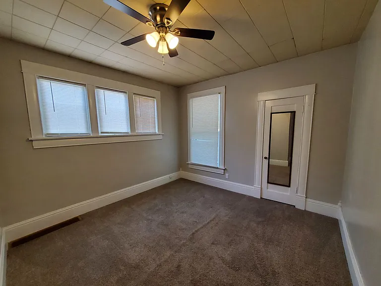 Remodeled 2 Bd with huge kitchen, dining room and living room — Photo 21