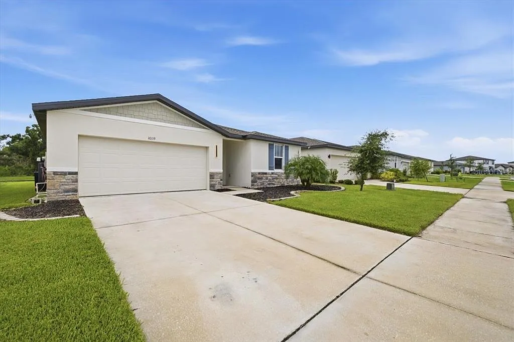 4 bed, 3.0 bath, 1988 sqft, $3,000 — Photo 2