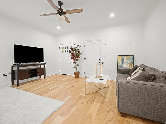 2nd image of 3250 Jackson St