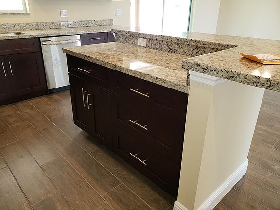 5th image of 702 SE Damask Ave