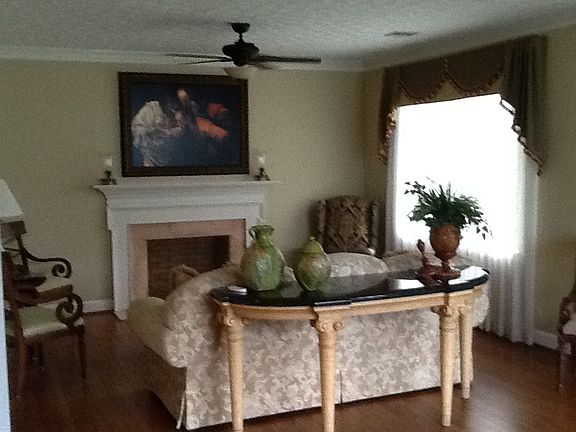 Living Room wIth Fireplace 