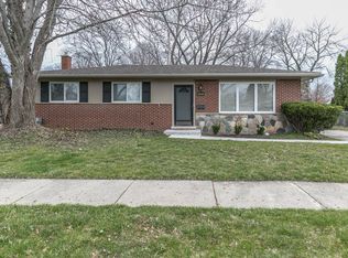 18588 Hillcrest St, Livonia, MI 48152