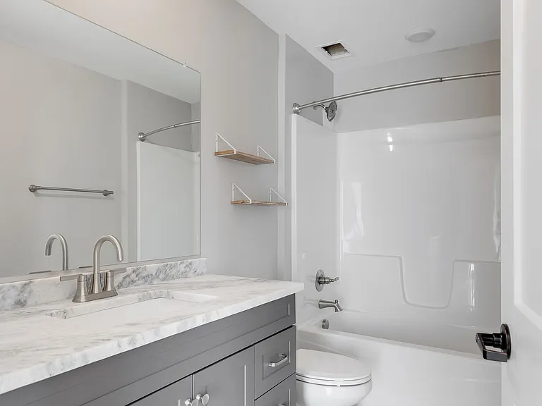 2416 Jefferson Ave — Photo 7
