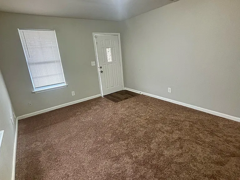 910 W Whitney Ave — Photo 3