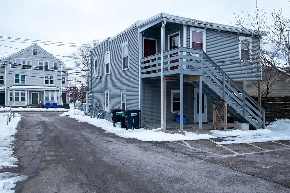 Building Photo - Maple Street