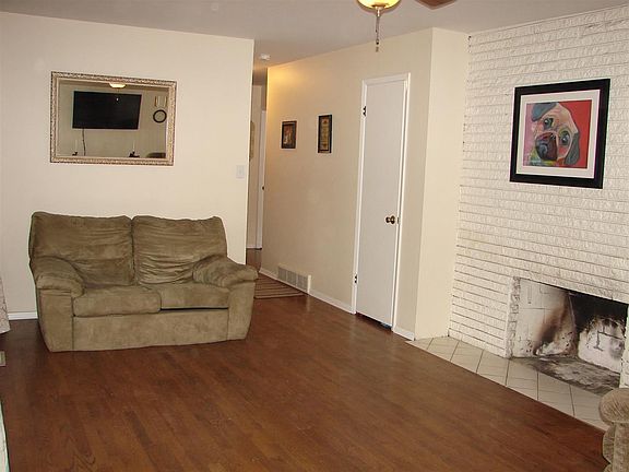 3rd image of 424 E 1st Ave