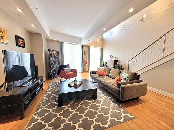 Bright Living Rm w/ Balcony