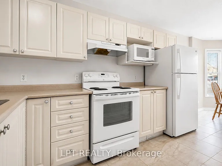 84 Newborough Cres — Photo 4