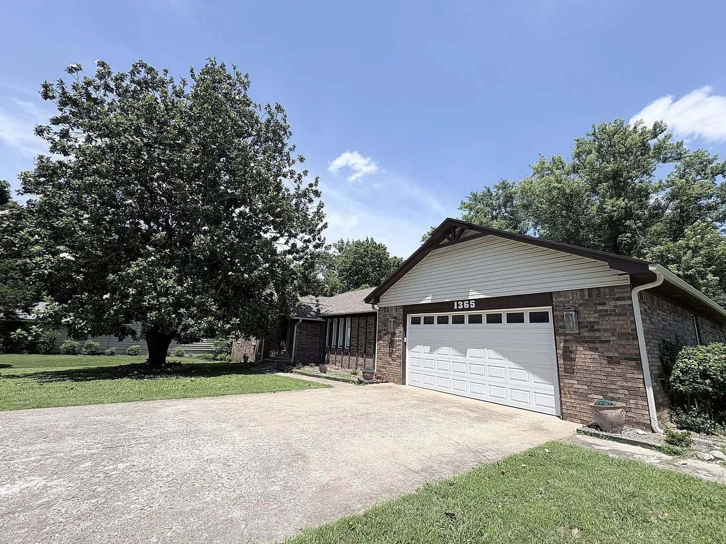 Remarkable 4 bed 2.5 bath w/ basement in Siloam Springs — Photo 2