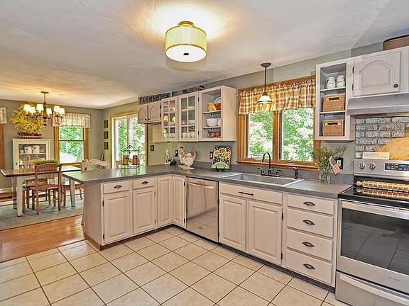 4th image of 154 Thayer St
