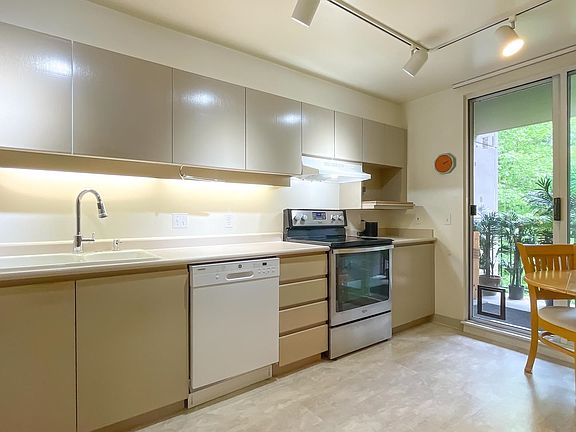 4th image of 545 Austin Ave #401