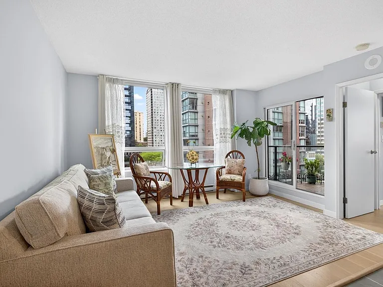 811 Helmcken St #1005 — Photo 2