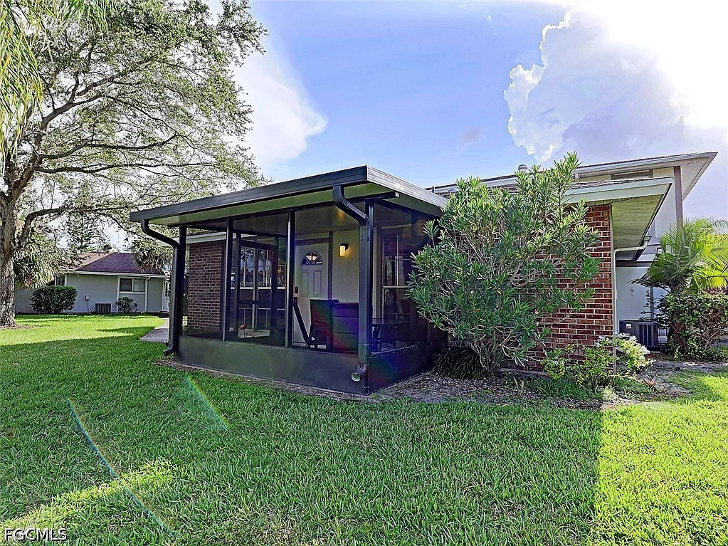 2 bed, 2.0 bath, 760 sqft, $2,799 — Photo 2