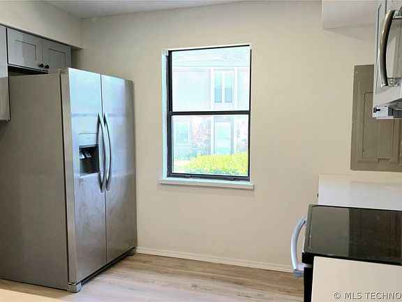 4th image of 701 Lakeshore Dr APT 10
