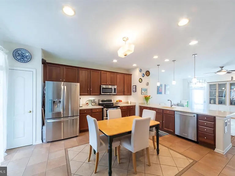 6931 Rolling Creek Way — Photo 3