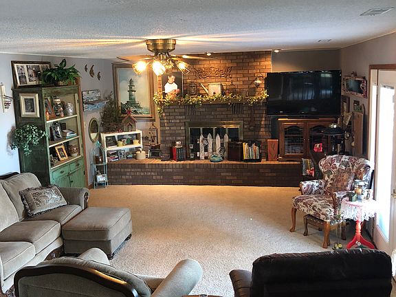 4th image of 902 Valley Dr
