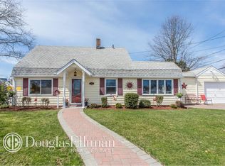 14 Violet Ln, Levittown, NY 11756